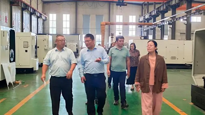 해외 고객이 현장 검사를 위해 Qiansheng 중공업 공장을 방문합니다.